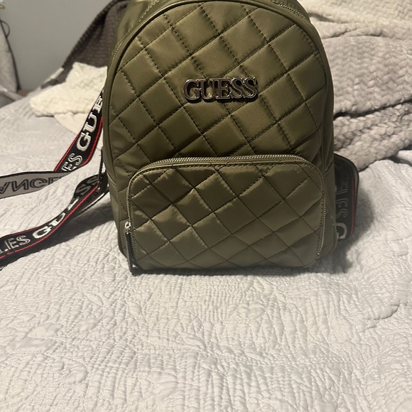 Guess Backpack used for 1 week in cali like new condition - Picture 2 of 3